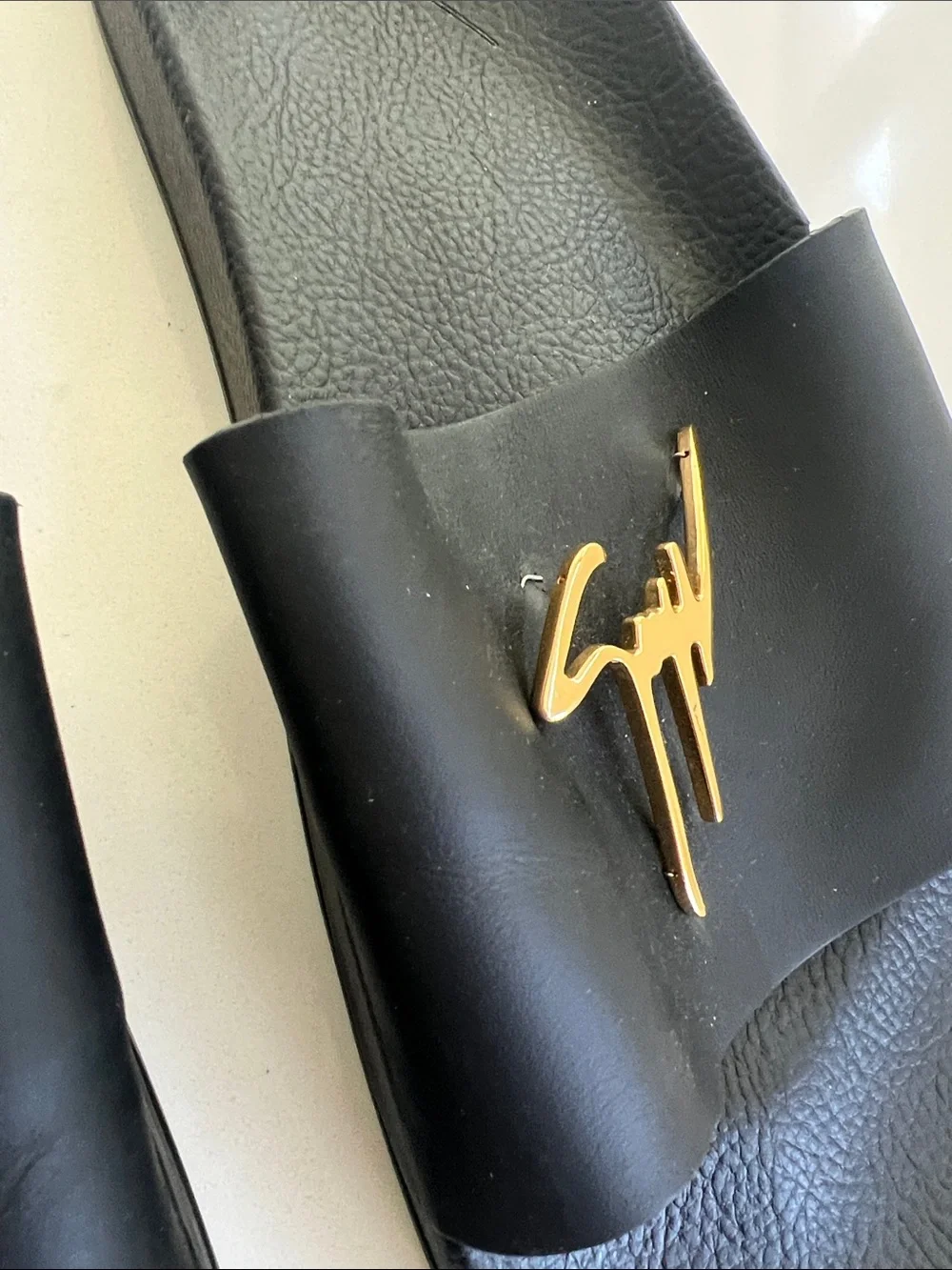 Giuseppe Zanotti brett signature gold tone logo black leather open toe slides 44